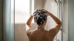 Warum Frauen über 50 öfter duschen sollten – Expertenrat